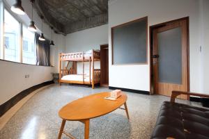 Phòng Giường Đôi/ 2 Giường Đơn với Phòng tắm Chung (Double or Twin Room with Shared Bathroom)