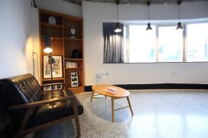Phòng Giường Đôi/ 2 Giường Đơn với Phòng tắm Chung (Double or Twin Room with Shared Bathroom)