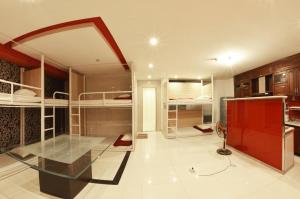Giường Tầng Trong Phòng Ngủ Tập Thể Cho Nữ (Bunk Bed in Female Dormitory Room )