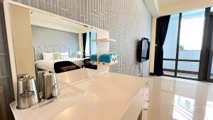 Phòng Giường Đôi Lớn Loại Sang (Deluxe Queen Room)