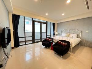 Phòng Giường Đôi Lớn Loại Sang (Deluxe Queen Room)