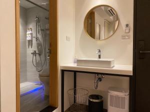 1 Người trong Phòng Tập Thể Loại Sang 4 Giường - Chỉ cho Nữ (1 Person in 4-Bed Deluxe Dormitory - Female Only)