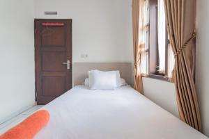 Twin Room with Sharing Bathroom (Twin Room With Sharing Bathroom)