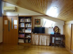 Phòng Gia đình nhìn ra Núi (Family Room with Mountain View)