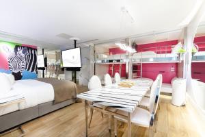 Connecting Family Rooms with Karaoke Facilities(Check-in after 15:00)