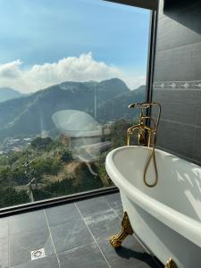 Phòng Giường Đôi Nhìn Ra Núi (Double Room with Mountain View)