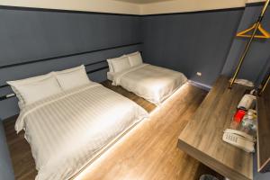 Phòng 4 người chung buồng tắm hạng phổ thông (Standard Quadruple Room without Window)