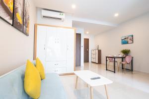 Căn Hộ Có Ban Công (Apartment with Balcony)