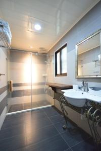 Phòng 4 Người Có Phòng Tắm (Quadruple Room with Bathroom)
