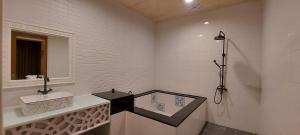 Phòng 4 Người Có Bồn Tắm (Quadruple Room with Bath)