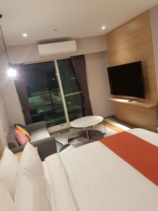 Phòng Deluxe Giường Đôi Có Ban Công (Deluxe Double Room with Balcony)