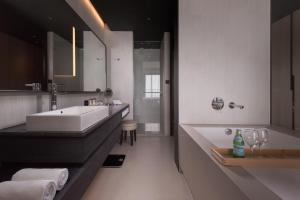 Phòng Tiêu Chuẩn 1 Giường Cỡ King Có Ban Công (1 King Standard Balcony)