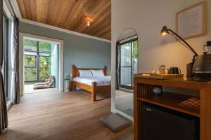 Phòng Giường Đôi Nhìn Ra Núi (Double Room with Mountain View)