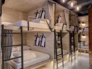 1 Giường Đơn Cho 1 Người Trong Phòng Tập Thể - Cả Nam Và Nữ, Chỉ Trên 7 Tuổi (1 Single Bed for 1 Person in Dormitory - Mixed, Above 7 Years Old Only)