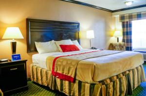 King Room - Disability Access - Non-Smoking room in Ramada by Wyndham Ontario
