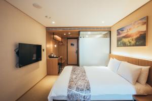 Phòng giường đôi không có cửa sổ (Double Room without Window)