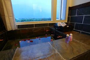 Phòng Gia đình nhìn ra Núi (Family Room with Mountain View)