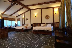 Phòng Gia đình nhìn ra Núi (Family Room with Mountain View)