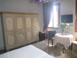 Double Room with Canal View and Private Internal Bathroom room in La Residenza 818