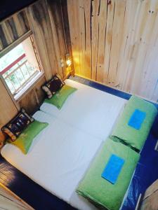 Phòng Giường Đôi/ 2 Giường Đơn với Phòng tắm Chung (Double or Twin Room with Shared Bathroom)