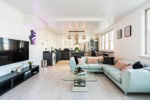 Three-Bedroom Apartment room in Stunning 3BD Riverside Flat Communal Roof Terrace