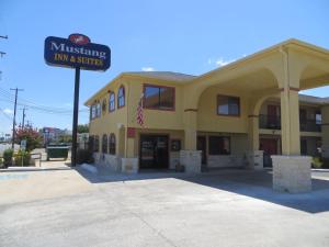 Mustang Inn and Suites in Canyon Lake