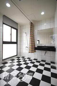 Standard Quadruple Shower