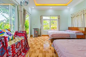 Phòng Gia Đình Nhìn Ra Hồ (Family Room with Lake View)