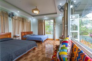 Phòng Gia Đình Nhìn Ra Hồ (Family Room with Lake View)