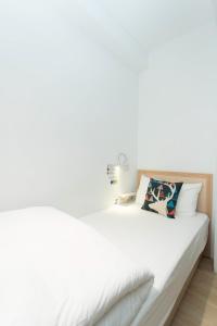 Giường trong Phòng ngủ Tập thể Nam 3 Giường (Bed in 3-Bed Male Dormitory Room)