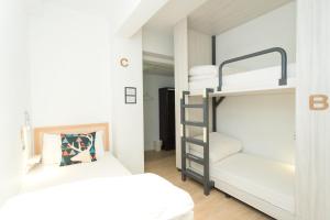 Giường trong Phòng ngủ Tập thể Nam 3 Giường (Bed in 3-Bed Male Dormitory Room)