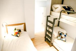Giường trong Phòng ngủ Tập thể Nam 3 Giường (Bed in 3-Bed Male Dormitory Room)