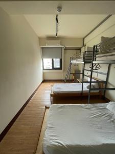 Phòng 2 Giường Đơn Có Phòng Tắm Chung (Twin Room with Shared Bathroom)