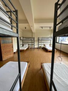 Phòng Tập Thể Nam (Male Dormitory Room)