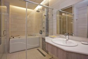 Phòng Gia đình Deluxe Hướng hồ (Lake View Deluxe Family)
