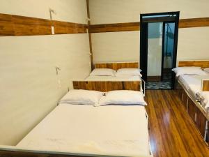 Phòng Ngủ Tập Thể Cho Cả Nam Và Nữ (Mixed Dormitory Room)
