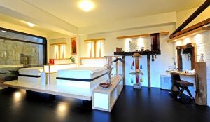 Phòng Bốn Người có Cảnh (Quadruple Room with View)
