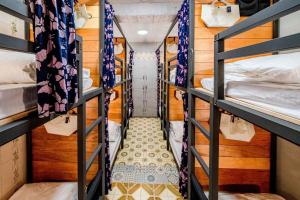 Giường trong Phòng ngủ tập thể cả Nam và Nữ 12 Giường (Bed in 12-Bed Mixed Dormitory Room)