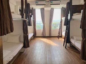 Phòng Ngủ Tập Thể Cho Cả Nam Và Nữ (Mixed Dormitory Room)