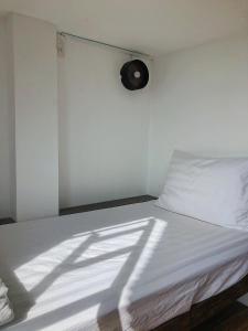 Phòng Ngủ Tập Thể Cho Cả Nam Và Nữ (Mixed Dormitory Room)