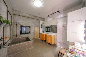 Phòng Bốn Người Có Bồn Tắm (Quadruple Room with Bathtub)