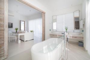 Biệt Thự Bể Bơi 4 Phòng Ngủ Đối Diện Bãi Biển (Beachfront 4-Bedroom Pool Villa)