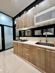 Ngôi Nhà 5 Phòng Ngủ (Five-Bedroom House)