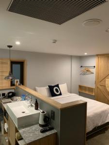Căn Hộ Nhỏ Giường Đôi Không Cửa Sổ (Double Studio without Window)