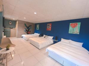 Phòng Gia đình Nhìn ra Vườn (Family Room with Garden View)
