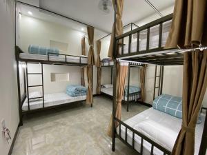Giường Tầng Trong Phòng Ngủ Tập Thể Cho Nam Và Nữ (Bunk Bed in Mixed Dormitory Room)