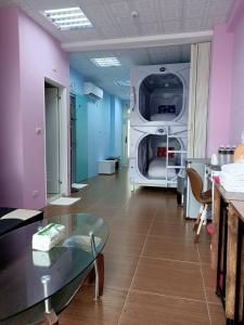 Phòng gia đình có phòng tắm vòi sen (Family Room With Shower)