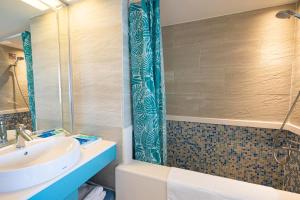 Phòng Khách Sạn Sắp Xếp - 2 Người (Run of House - 2 People)
