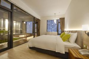 Phòng Bốn Người Cao Cấp Hotel Z có Kết Hợp 2 Giường Đơn Điều Chỉnh Được Bằng Điện và 2 Giường Futon (Hotel Z Premium Quadruple Room with Combined 2 Electric Adjustable Single Beds and 2 Futon Beds)