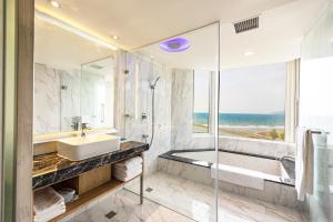 Phòng Gia đình có Ban công và Nhìn ra Biển (Family Room with Balcony and Sea View)